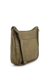 Oliveově zelená kožená crossbody taška s hladkým povrchem, zipovým uzávěrem a vnější kapsou. Obsahuje dlouhý nastavitelný popruh.
