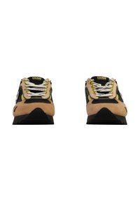 Scarpe da ginnastica nere e marroni con materiali in pelle scamosciata e mesh. Presentano lacci bianchi e gialli, una punta arrotondata e una suola testurizzata. Logo del marchio visibile.