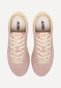 Sneaker in suede rosa chiaro con accenti crema, superficie testurizzata, lacci piatti e branding "AUTRY" sulla linguetta e sul lato.