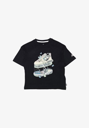 Maglietta nera a maniche corte con una grafica di una sneaker caratterizzata da un design stratificato, dettagli illustrati e vari colori pastello.