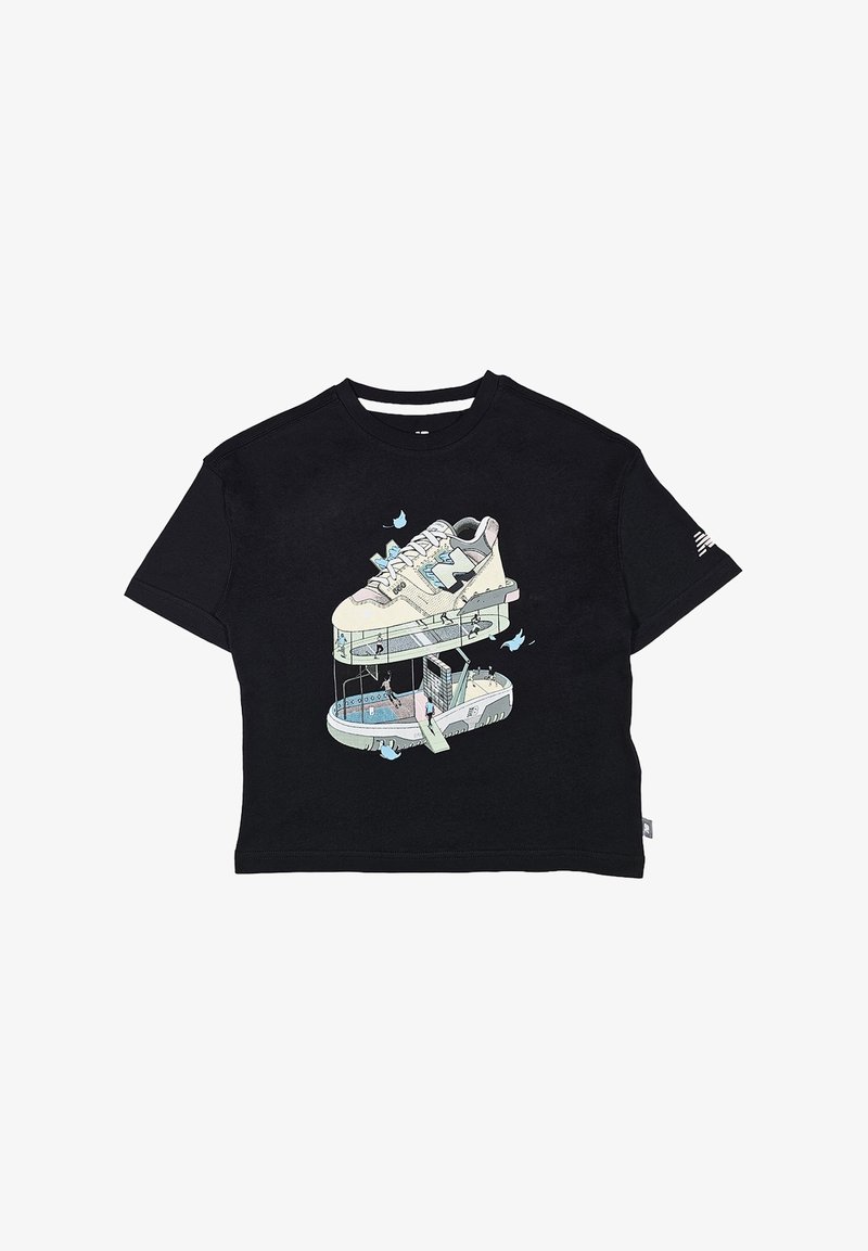 Maglietta nera a maniche corte con una grafica di una sneaker caratterizzata da un design stratificato, dettagli illustrati e vari colori pastello.