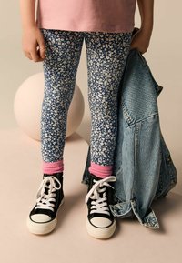 Next ANIMAL PRINT - Pajkice – hlače - blue ditsy flower