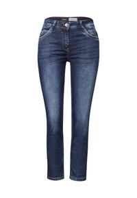Jean en denim bleu foncé avec une coupe slim, cinq poches, des détails de décoloration, et une fermeture à bouton à la taille. Texture lisse et finition légèrement décolorée.