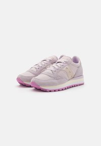 Sneaker viola chiaro con accenti in camoscio e pelle. Presenta una suola testurizzata rosa, lacci piatti e un collare imbottito per il supporto.