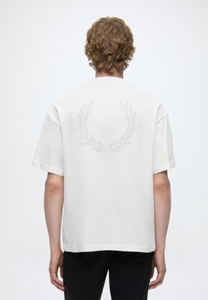 Fred Perry, LAUREL WREATH - Tričko s potlačou - snow white