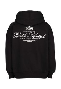 Schwarzer Hoodie mit weißem Text auf dem Rücken, der "Dropsize 2020 Limited Edition Hustle Lifestyle Collection Original Streetwear Gegründet 2020" liest.