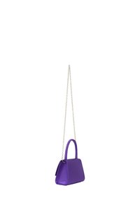 Borsa a tracolla viola realizzata in materiale liscio con una forma strutturata, dotata di manico superiore e tracolla a catena. Nessun motivo o decorazione visibile.