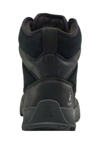 Botas de senderismo negras con parte superior sintética, acabado texturizado, cuello acolchado y suela de goma con un logo distintivo en el talón.