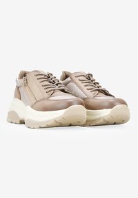 Sneaker in pelle marrone con pannelli testurizzati, punta rotonda e suola spessa bianca. Presenta lacci e accenti laterali in una tonalità più chiara.