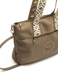 Borsa a tracolla in pelle marrone con texture, dotata di due scomparti con zip, caratterizzata da una tracolla in tela con motivo geometrico e dettagli del logo ricamati.