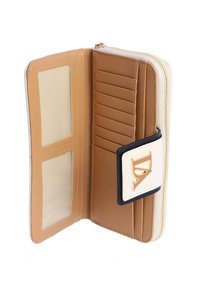 Cartera de cuero color marrón con un acento en crema y negro. Cuenta con ranuras para tarjetas, una ventana transparente para identificación y un detalle del logo en dorado. Cierre con cremallera.