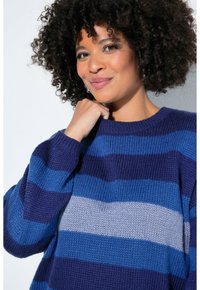 Maglione lavorato a maglia con ampie strisce orizzontali in blu scuro, azzurro e grigio. Presenta una scollatura rotonda e polsini a coste.