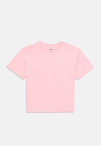 T-shirt rosa a maniche corte in cotone con collo rotondo, dotata di un piccolo logo Jordan bianco sul petto. Tessuto liscio, vestibilità casual.