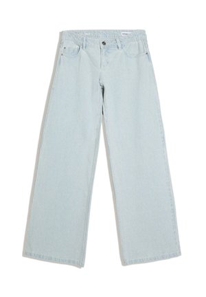 Světle modré džíny s širokými nohavicemi s jemnými vertikálními bílými pruhy, přední kapsy, poutka na pásek, zapínání na knoflík a zip.