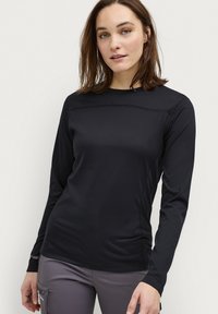 Schwarzes Langarmshirt aus glattem, leichtem Stoff mit rundem Ausschnitt und ohne Verzierungen. Verfügt über lange, enge Ärmel.