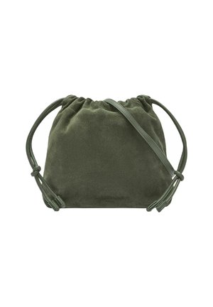 Borsa a tracolla in suede verde con una texture morbida, forma arrotondata e due cinturini regolabili. Dettaglio del logo impresso sulla parte anteriore.