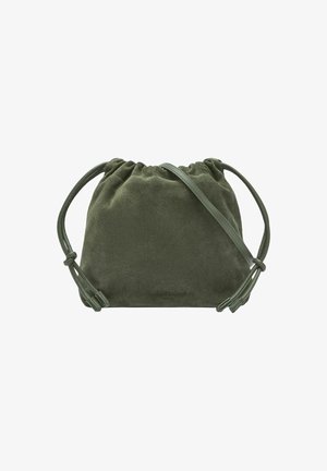 Borsa a tracolla in suede verde con una texture morbida, forma arrotondata e due cinturini regolabili. Dettaglio del logo impresso sulla parte anteriore.