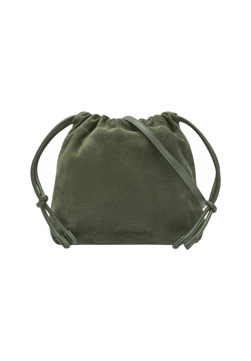 Borsa a tracolla in suede verde con una texture morbida, forma arrotondata e due cinturini regolabili. Dettaglio del logo impresso sulla parte anteriore.