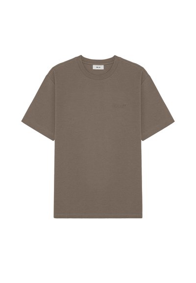 T-shirt marron à manches courtes et col rond avec un logo brodé subtil sur la poitrine, présenté sur fond blanc.