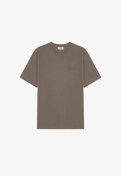 T-shirt marron à manches courtes et col rond avec un logo brodé subtil sur la poitrine, présenté sur fond blanc.