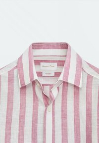 Camicia di lino con strisce verticali rosa e bianche, colletto a punta e un'etichetta con la scritta "Massimo Dutti" all'interno.