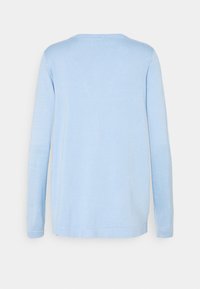 Ljusblå stickad tröja med långa ärmar och rundad halsringning. Mjuk textur, rak passform och ribbad detaljer vid nederkant och ärmslut.