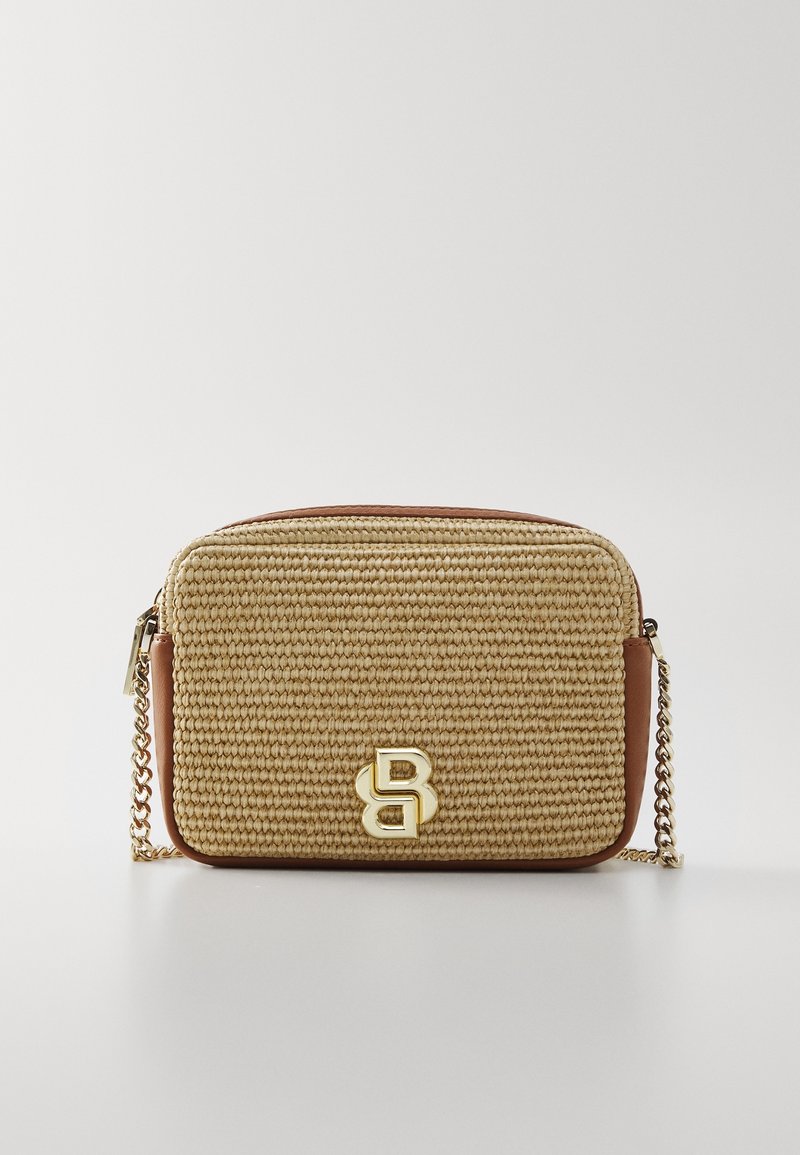 Tkaná béžová kabelka s texturovaným povrchem, hnědými koženými akcenty a řetízkovým popruhem. Na přední straně se nachází výrazné zlaté logo.