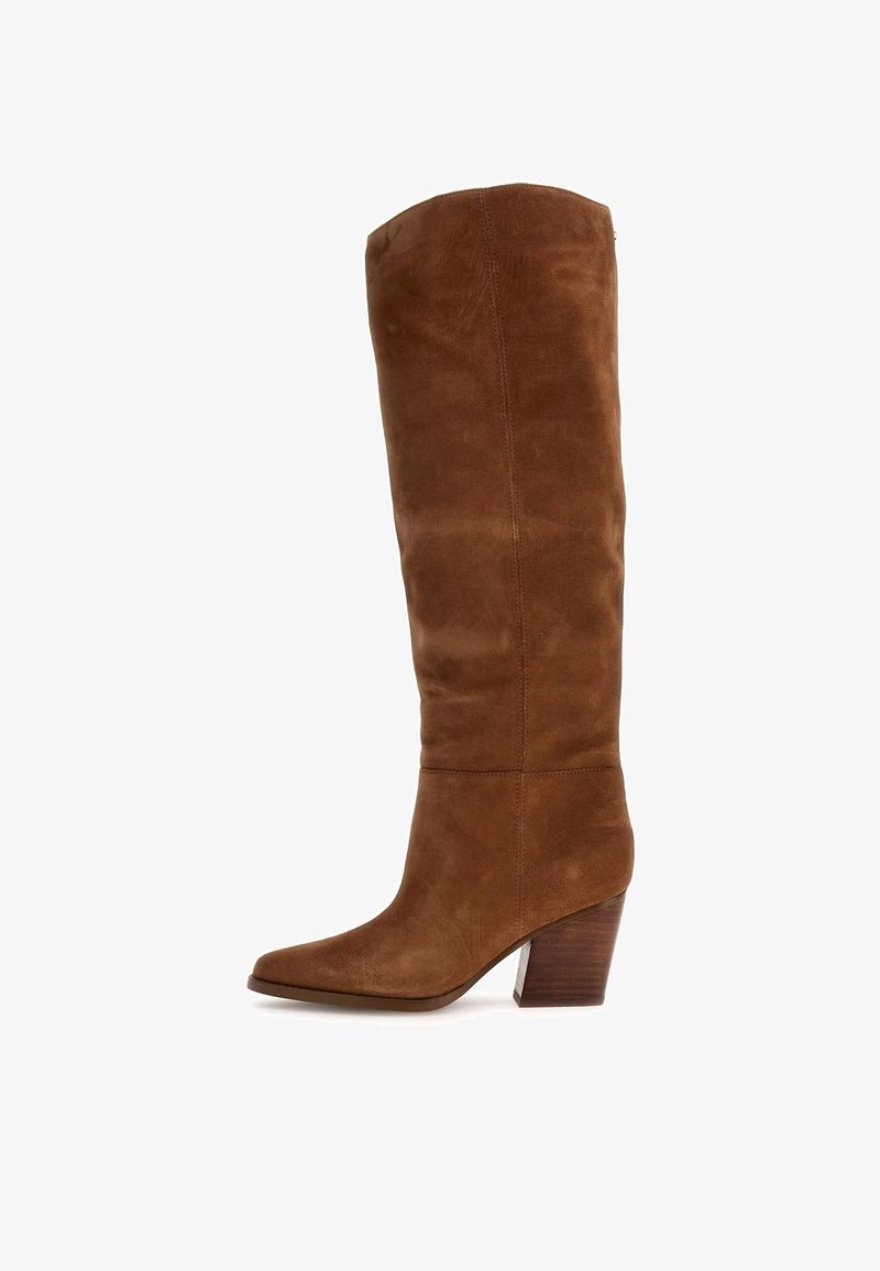 Brun mocka knähög stövel med en något spetsig tå, avsmalnande klack och slät yta, som har minimala sömnadsdetaljer.