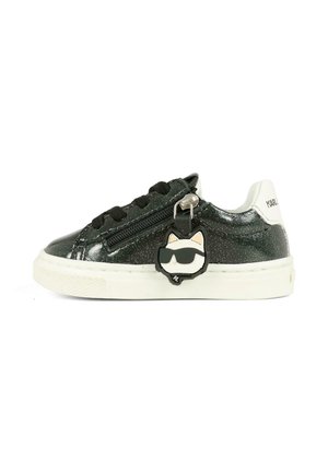 Baskets noires recouvertes de paillettes avec semelle blanche, lacets plats, fermeture éclair sur le côté et un accent en forme de charme de chat.