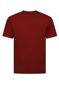 Rode katoenen T-shirt met een ronde halslijn en korte mouwen. De stof lijkt glad en heeft geen zichtbare patronen of accenten.
