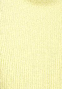 Rugalmas kötésű anyag pasztell sárgában, amely puha textúrával és egyenletes, finom vonalakkal rendelkezik az egész felületen.