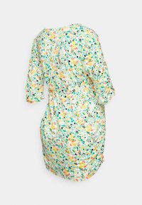 Blumenkleid mit kurzen Ärmeln, mehrfarbigem Blumenmuster auf hellem Hintergrund, tailliertem Bund und lässiger Silhouette.