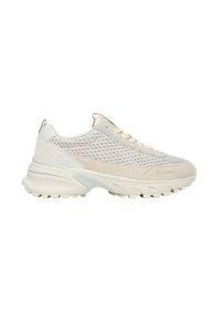 Vaaleanbeige urheilukenkä, jossa on verkkokangasta ja mokkanahkaa, teksturoitu pohja, kontrastivärisiä yksityiskohtia ja nauhakiinnitys.