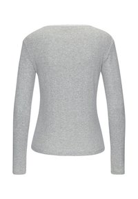 Graues langärmliges Oberteil mit gerippter Textur, das eine taillierte Passform und einen runden Halsausschnitt hat. Die Rückseite hat eine glatte Oberfläche.