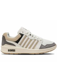 Zapatillas K-Swiss con parte superior blanca, gris y beige, fabricadas con materiales de malla y ante, tres franjas blancas y suela de goma.