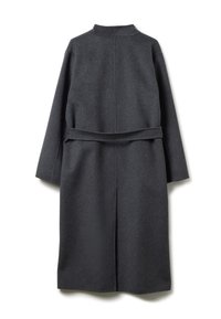 Cappotto lungo grigio in lana con colletto alto, maniche larghe e cintura in vita. Presenta una cucitura posteriore pulita e nessun abbellimento visibile.