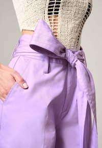 Lila hoge taillebroek met een stoffen strikriem, met een soepele textuur, zijzakken en stikseldetails.
