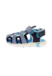 Sandalia infantil azul y negra con diseño abierto, correa de velcro ajustable, plantilla texturada y acentos contrastantes en la parte superior.