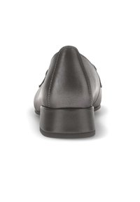Zwarte leren schoenen met een lage hak, ronde neus, een gladde textuur en minimale detailing, gezien vanuit de achterkant.