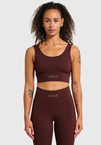 Vinrød atletisk crop-top med brede stropper og bred kant i taljen, der har logoet "HALO" i sølv. Glat, elastisk stof.