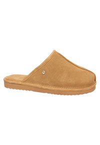 Tan suède instappantoffel met een ronde neus, platte rubberen zool en zichtbare stiksels. Heeft een klein metalen logo-accent aan de zijkant.