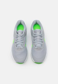Nike Performance NIKE REVOLUTION 6 (GS) - Zapatillas running asfalto - light smoke grey/green strike/dark smoke grey/chrome