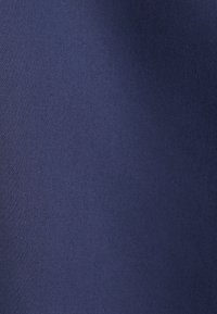 Tessuto blu navy con una texture morbida e un motivo a righe diagonali. Il materiale appare leggero e resistente, adatto a diverse applicazioni.