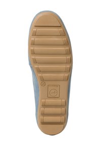 Sininen mokkanahkaisen kengänpohjan pinta, jossa on koostumukseltaan beige kumipohja, jossa on vaakasuoria uria pidon parantamiseksi ja keskiössä pyöreä logo.