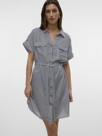 Robe à rayures en tissu bleu marine et blanc, avec des manches courtes, deux poches avant, une fermeture à boutons et une taille à nouer.