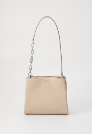 Sac à main en cuir beige au toucher lisse, avec une accent en chaîne argentée sur la poignée et une fermeture éclair. "HUGO" embouti à l'avant.