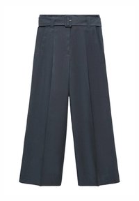 Pantalones de pierna ancha de tela gris oscuro, con una cintura alta ceñida por un cintur ón, dos bolsillos frontales y pliegues marcados para mayor estructura.