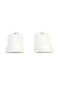 Hvide sneakers med en glat læderoverdel, rund tå og flad gummisål. Har syninger i detaljerne og flade snørebånd.