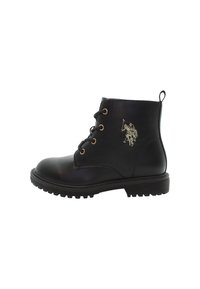 Musta nahkasaapas nilkkapituudella, jossa on nauhaketju edessä, paksu kuvioitu pohja, vetoketju kantapäällä ja kultainen polo-pelaajan logo sivussa.