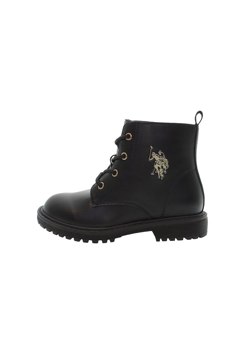 Musta nahkasaapas nilkkapituudella, jossa on nauhaketju edessä, paksu kuvioitu pohja, vetoketju kantapäällä ja kultainen polo-pelaajan logo sivussa.